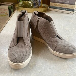 L. Paolo Light Gray Perforated Suede Wedge Sneaker Booties Size 8